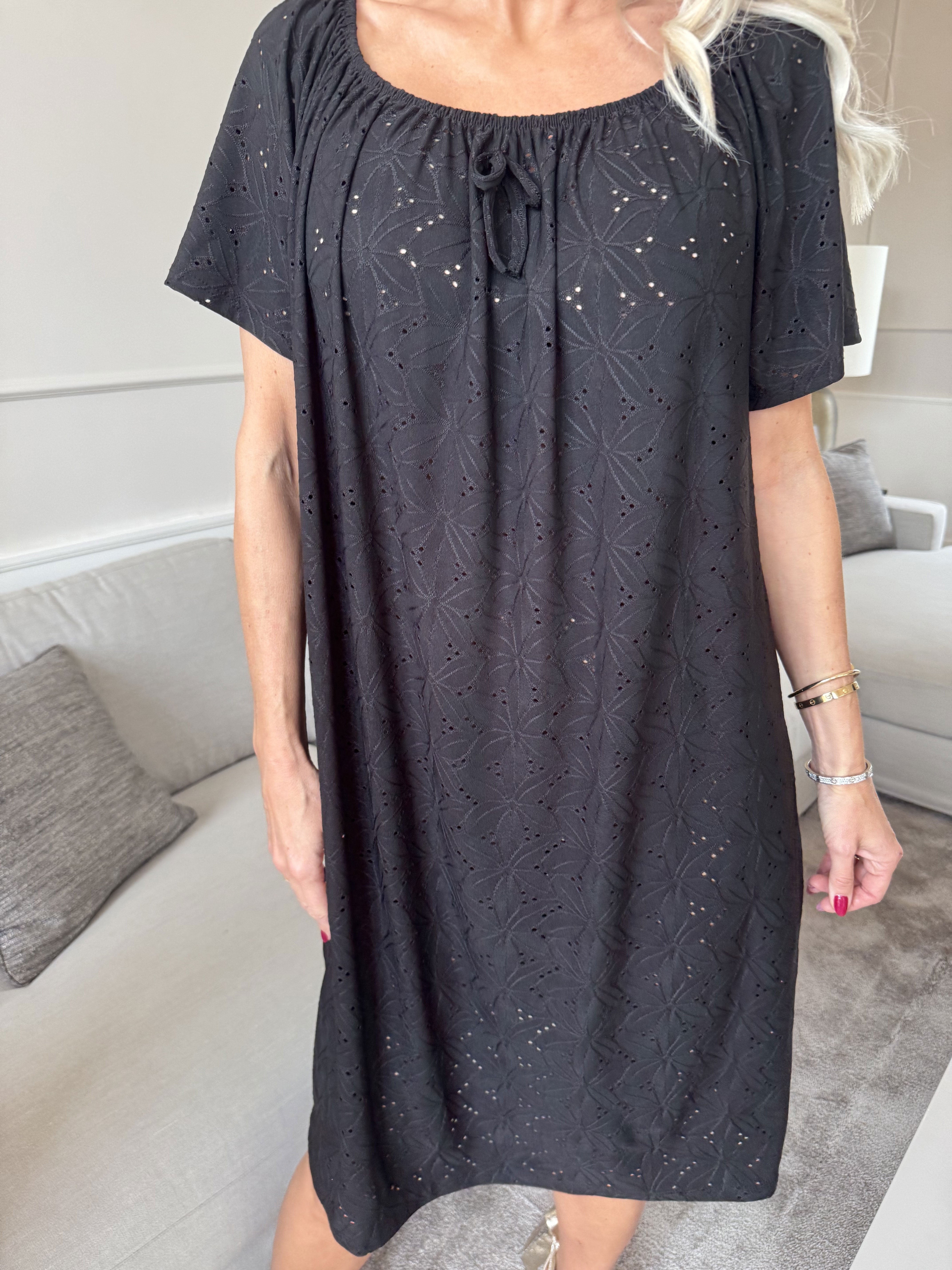 Aliz - Sød blød kjole med broderie anglaise